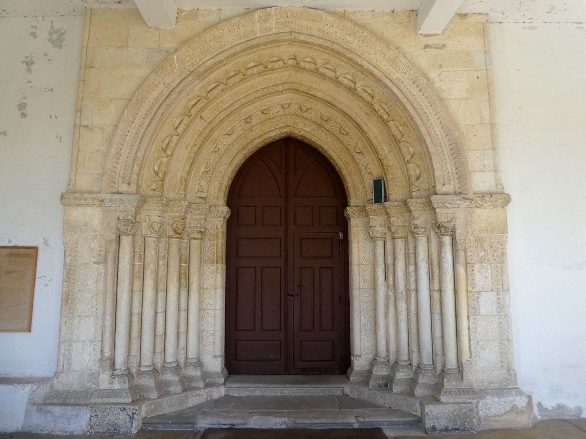 AlavaMedieval's tweet photo. 👁️ Entre los numerosos elementos a destacar de la iglesia de San Esteban Protomártir, se encuentra su espectacular portada. Podemos situarla en pleno tránsito del s. XII al XIII, ya que condensa buena parte de los motivos del arte románico y, en especial, el de la #Llanada. https://t.co/12acyRXLTy
