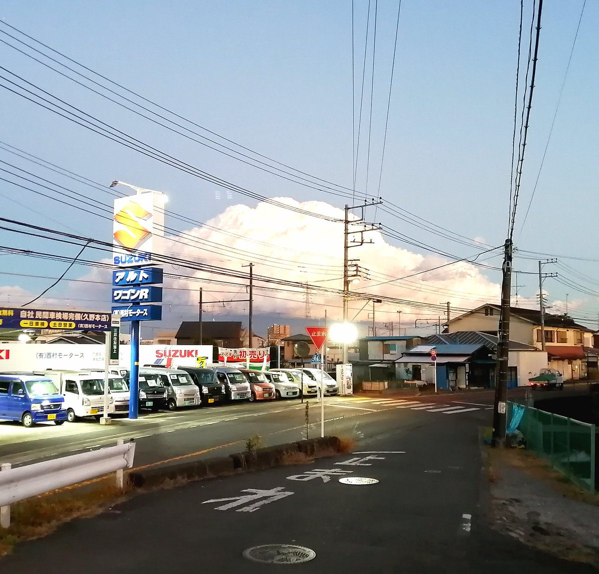 昨日の夕方の雲。夏みたいで元気いい。