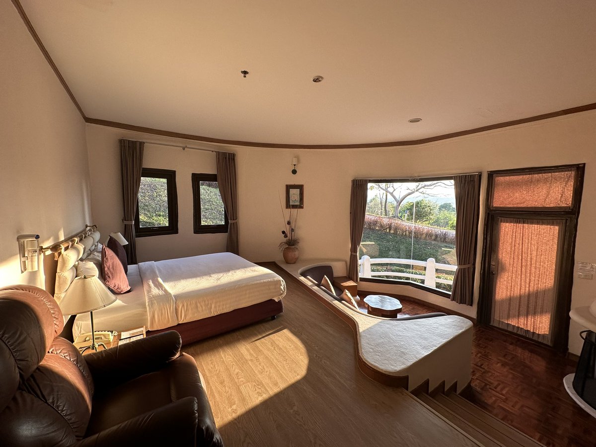 kafaak's tweet image. ที่พักคืนนี้ Imperial Phukaew Hill Resort #เขาค้อ #เพชรบูรณ์ ครับ ค่าที่พักตกราวๆ คืนละ 2,500 บาท สำหรับแบบบ้าน นอน 2 คน ห้อง 49 ตารางเมตร ใหญ่มาก

ไม่ใช่รีสอร์ทใหม่ และรีโนเวตน้อย หลายๆ อย่างเลยดูเก่า แต่สิ่งอำนวยความสะดวกครบอยู่ นอนชิลล์ #triptwt