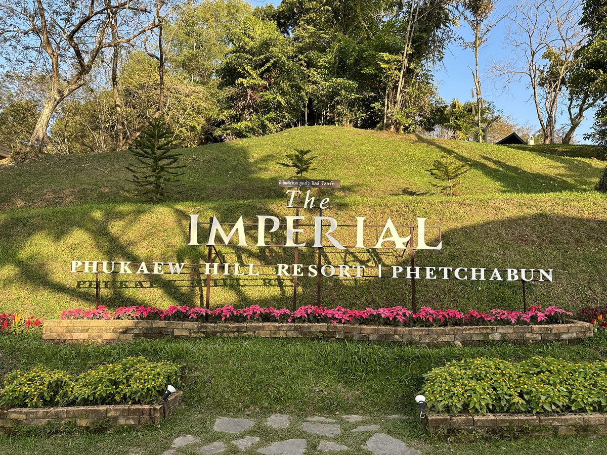 kafaak's tweet image. ที่พักคืนนี้ Imperial Phukaew Hill Resort #เขาค้อ #เพชรบูรณ์ ครับ ค่าที่พักตกราวๆ คืนละ 2,500 บาท สำหรับแบบบ้าน นอน 2 คน ห้อง 49 ตารางเมตร ใหญ่มาก

ไม่ใช่รีสอร์ทใหม่ และรีโนเวตน้อย หลายๆ อย่างเลยดูเก่า แต่สิ่งอำนวยความสะดวกครบอยู่ นอนชิลล์ #triptwt