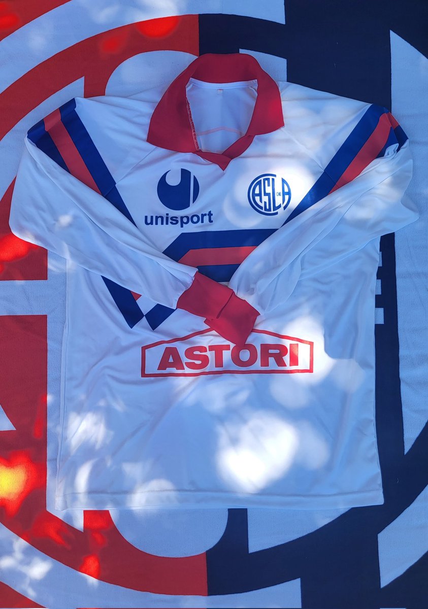 SLEnTodo's tweet photo. 🫶🏾para agradecerles el apoyo que me dieron este año quiero sortear la camiseta que se utilizó en el torneo 88-89 y un toallon escudo gigante💙❤️💫 

🌈Para participar tienen que seguirme y RT a este tuit🤓 sorteo el 2 de enero🫡 2 ganadores 😱 #Sanlorenzo  #SLEnTodo #Boedo #SL https://t.co/GNLw1c3Ngj