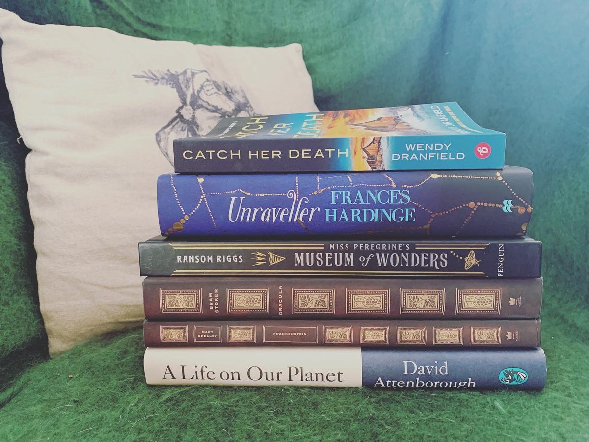 HayleyLuvsBooks's tweet photo. Xmas books 🥰 Catch her death by @WendyDranfield, Unraveller by @FrancesHardinge, Museum of wonders by #RansomRiggs, editions of Dracula and Frankenstein, A life on our Planet by Sir #DavidAttenborough and the illustrated by #JimKay Harry Potter and the Order of the Phoenix ❤️ https://t.co/vYFhlfBpIb