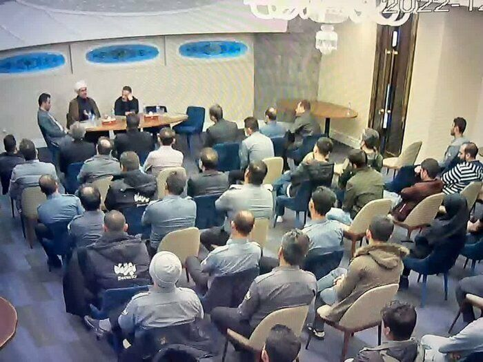 PardehBardar's tweet photo. عکسی از کلاس توجیهی #حجاب برای کارکنان مجتمع گردشگری مهروماه در قم که پیش تر پلمپ شده بود. https://t.co/jDa4uDV3Oc