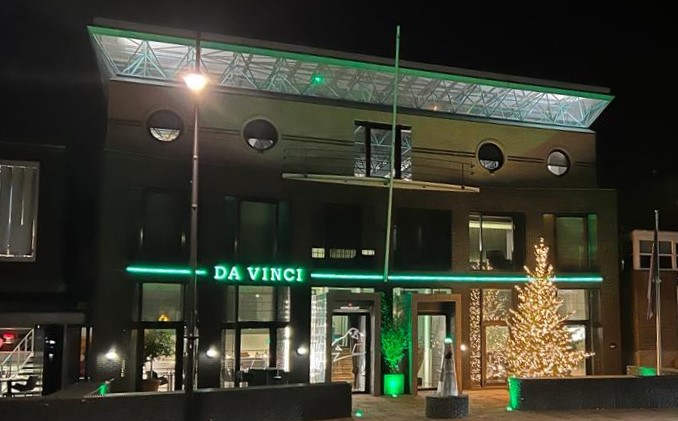 Onze lichtjeswedstrijd is AAN!! Raad op Instagram en Facebook hoeveel lichtjes er dit jaar in de boom zitten en maak kans op 3 prijzen, w.o. een volledig verzorgde lunch of diner voor 2 personen.
