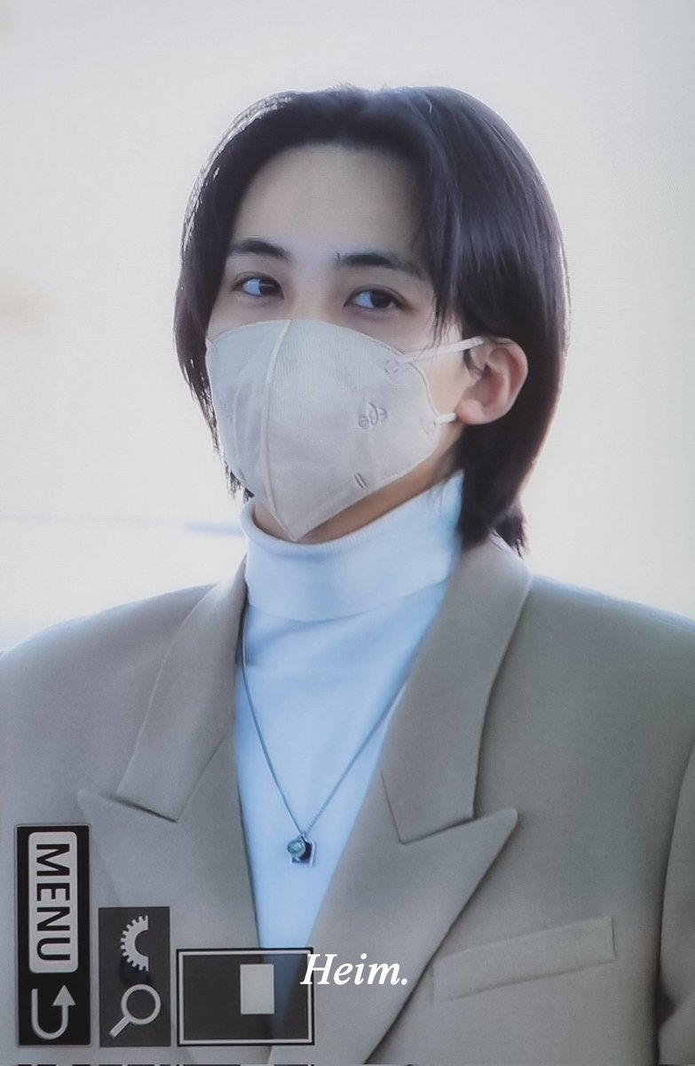 Jieongham's tweet photo. All warm and ready to fly to the last stop of our Be The Sun tour this year. Winter coat paired with a white turtle neck, please don't tell anyone I'm wearing my mask upside down. See you again, KR. ✈ https://t.co/raINrE2q4M