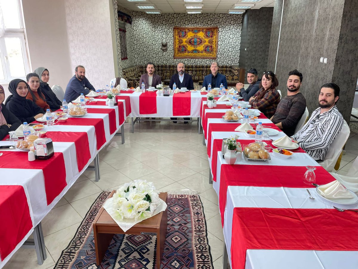 GSB_SuphannGM's tweet photo. 📌 YYÜ #GençOfis
Cuma günü düzenlediğimiz "Gençler Arası Ses Yarışması" nda derceye giren gençlerimizle Yüzüncü Yıl Üniversitesi Rektörü Prof Dr. Hamdullah Şevli'nin daveti üzerine yemek programına katıldık. https://t.co/o3ONtzMH1N