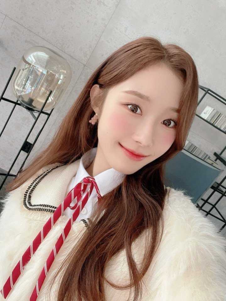 cignature_J9's tweet photo. 월요일 잘 마무리 하고 있나요♥🌈️
혹시 내일 늦은 오후에 시간 어때요?🙈
크리스마스 분위기 마저 느끼러 카페 다녀올까봐요~~ 너무 보고 싶다🥰

#시그니처 #cignature #채솔 #Chaesol https://t.co/QsFSgJpXlq