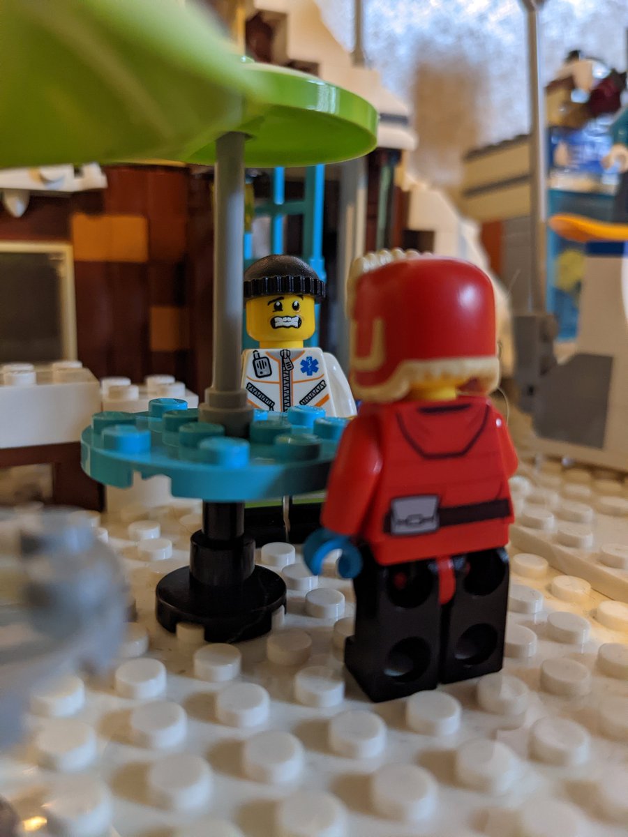 Hope all of the #911family who are dealing with the #weatherbomb #Snowstorm2022 in the US are managing to keep warm and also get some downtime to spend with family too.
#StaySafe #police #ems #firerescue