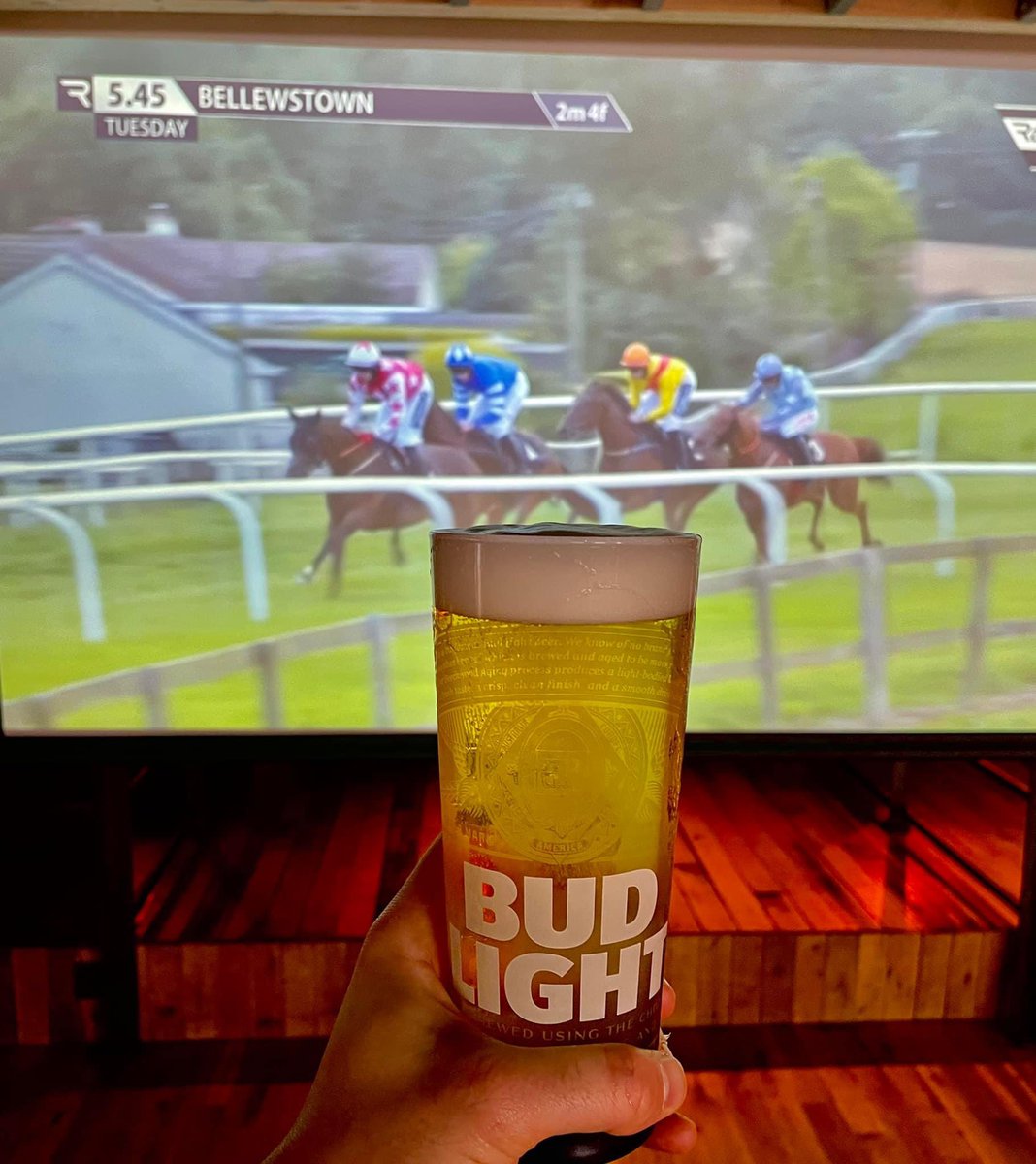 𝗕𝗼𝘅𝗶𝗻𝗴 𝗗𝗮𝘆 𝗥𝗮𝗰𝗶𝗻𝗴 - Food &amp; Drink from 12pm. 🐎 

For bookings, call; 𝟬𝟮𝟴 𝟵𝟬𝟲𝟬𝟮𝟮𝟭𝟬