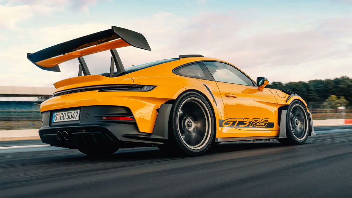 Chris Harris drives the Porsche 911 GT3 RS: The new GT3 RS’s ultimate weapon is something you can’t see – the air around it. Allow Chris Harris to demonstrate → topgear.com/car-news/big-r…