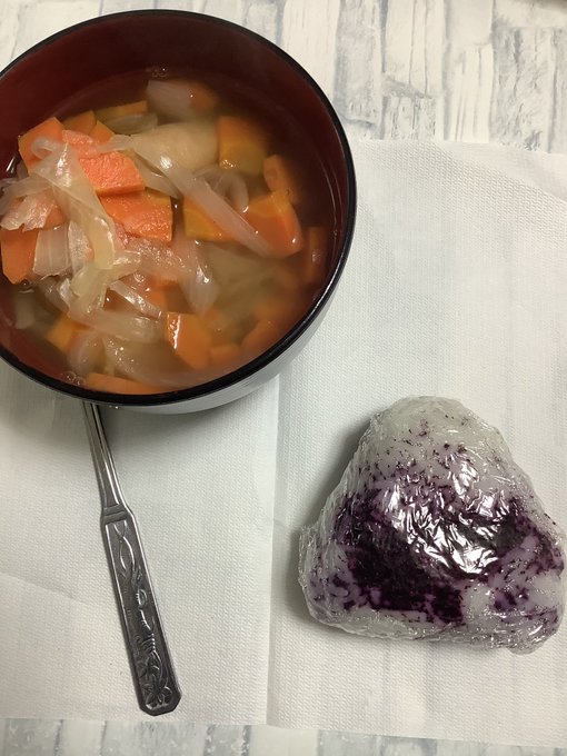 もぐもぐTime‼️

コンソメスープとおにぎり(o^^o) 