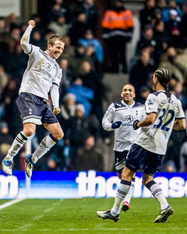 Boxing Day 🎅! #OnThisDay in 2010 I came back strong from my injury by making 2️⃣ goals at Villa Park 💪 Good luck today, @SpursOfficial #COYS