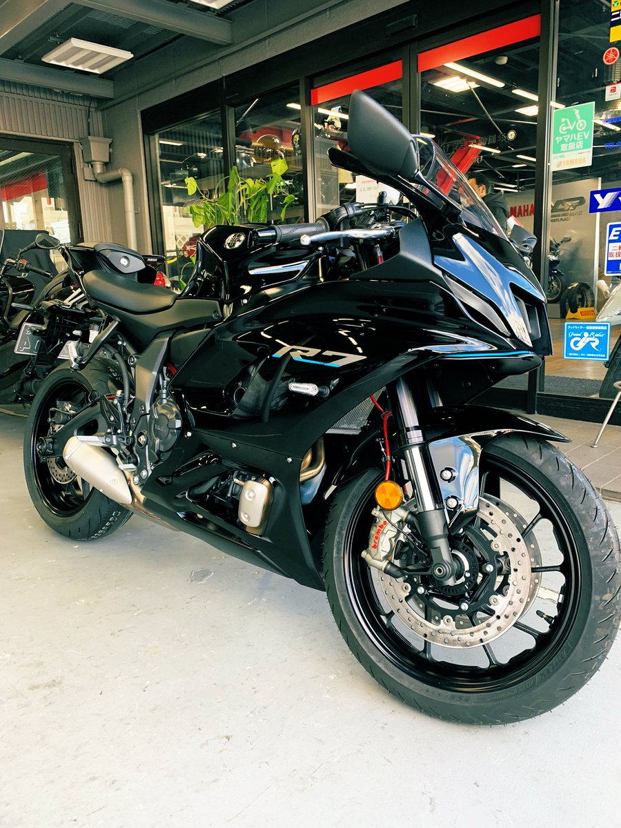kazuyuki_ysp's tweet photo. 先日R7に取り付けた
#buildaline
のカラーブレーキホース。
スゲーカッコ良かった。
しばらくはBホースご提案時の最上位確定。
カッコいいは正義。
色褪せ期限は気になるけど生まれた���が渋けりゃ置きにいく的選択は・・ねぇ？😀

https://t.co/XQGUxeiBKm

#YZFR7
#ACTIVE https://t.co/i0Yi1Eb03v