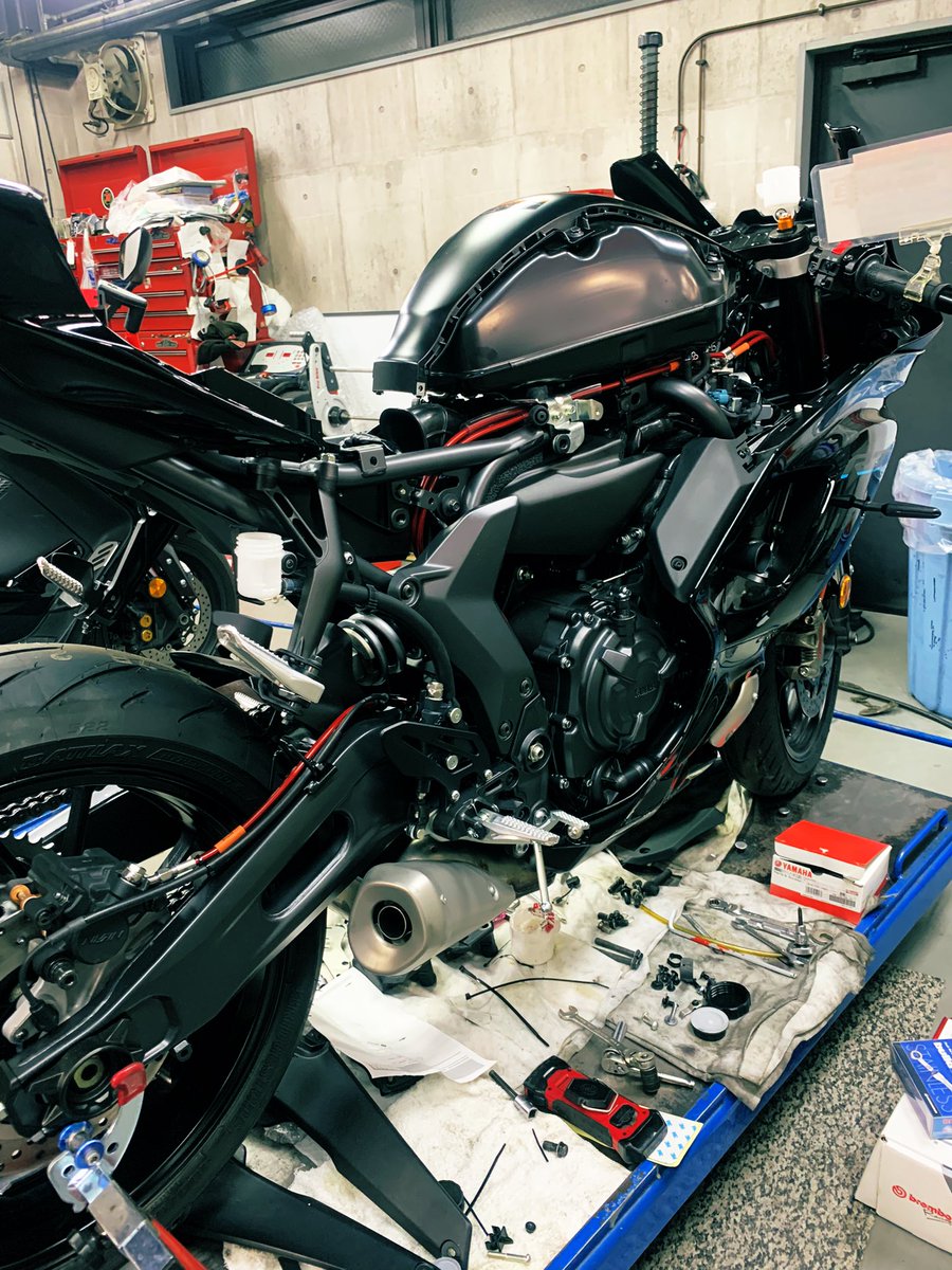kazuyuki_ysp's tweet photo. 先日R7に取り付けた
#buildaline
のカラーブレーキホース。
スゲーカッコ良かった。
しばらくはBホースご提案時の最上位確定。
カッコいいは正義。
色褪せ期限は気になるけど生まれた���が渋けりゃ置きにいく的選択は・・ねぇ？😀

https://t.co/XQGUxeiBKm

#YZFR7
#ACTIVE https://t.co/i0Yi1Eb03v