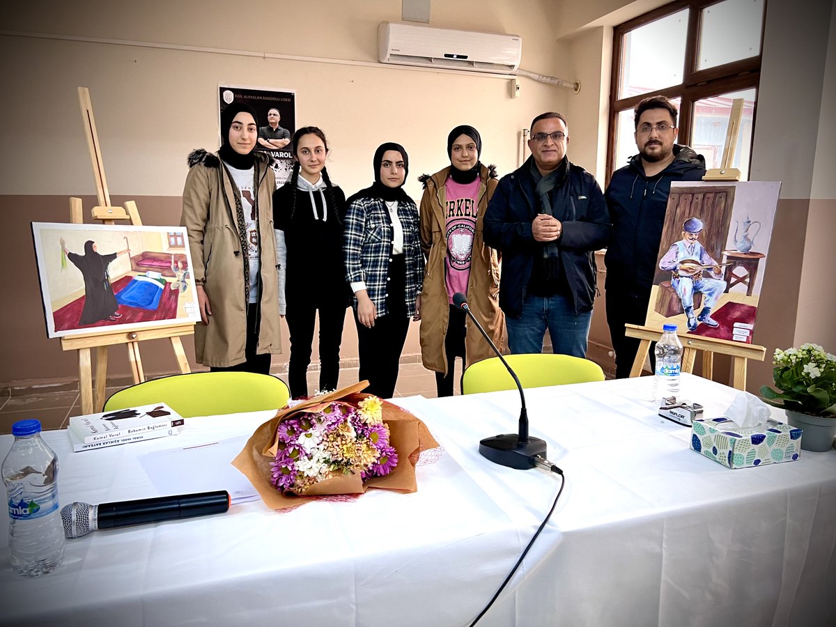 EgilAlpaslanAL's tweet photo. Diyarbakırlı yazar Kemal VAROL’u okulumuzda ağırladık. Edebiyat ve kendi kitabından sinemaya uyarlanan “Aşıklar Bayramı” üzerine öğrencilerimizle paylaşımda bulunduğu için kendisine teşekkür ediyoruz.. @Diyarbakirmem @enver_celikten @kemalvarol__ https://t.co/45pZiDBIwj