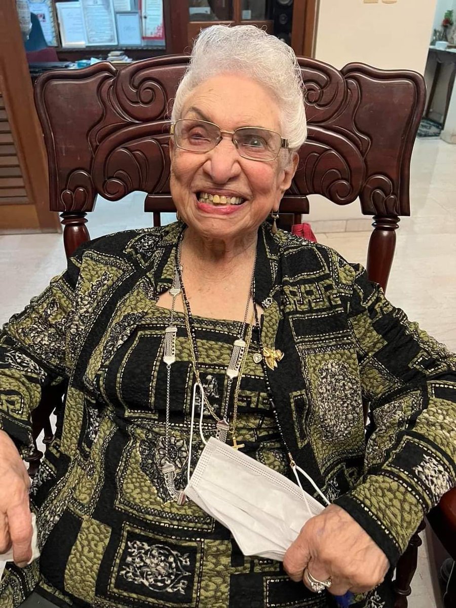 FelixTroncoso5's tweet photo. Hoy llega a sus 104 años Doña María Cristina Camilo, está lúcida y radiante gracias al Altísimo. Mis felicitaciones para la primera locutora dominicana. https://t.co/0U8rPAMaUq