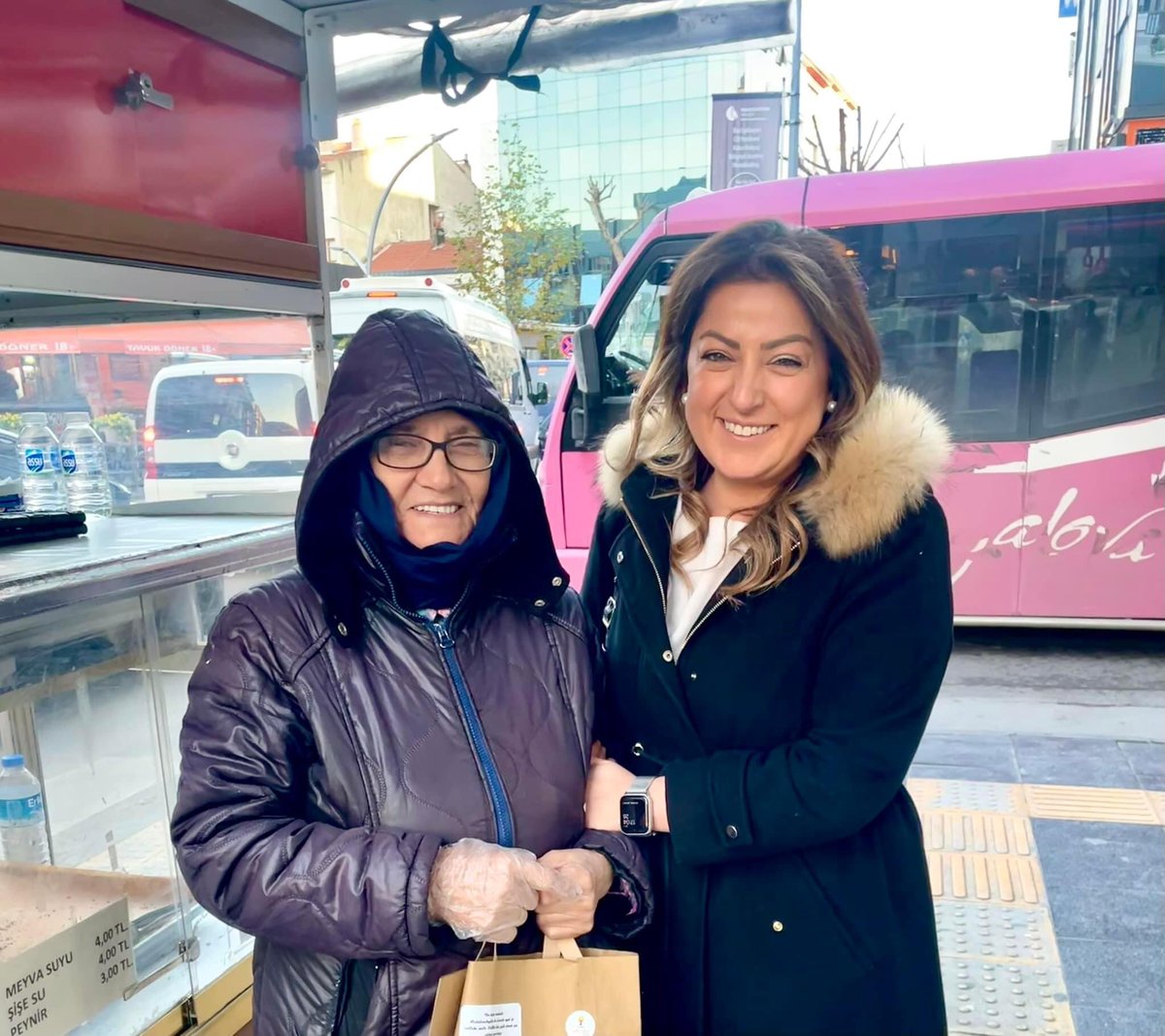 ak_yalova's tweet photo. 📍Esnaf ziyaretlerimiz
İl Kadın Kolları Başkanımız Selihan Dicle Şimşek,İl Kadın Kolları Başkan Yardımcılarımız Filiz Canatan ve Seda Yaşar ; Kadın esnaflarımızdan Gülsen Ablamızı simit tezgahının başında ziyaret ettiler.Hayırlı bol kazançlar dileriz. https://t.co/DpOLgm2hDy