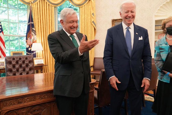 Relaciones Exteriores (@sre_mx) on Twitter photo 📸 Este año, el presidente <a href="/lopezobrador_/">Andrés Manuel</a>, acompañado por el canciller <a href="/m_ebrard/">Marcelo Ebrard C.</a>, realizó una visita oficial a EE. UU., en la que se reunió con el presidente <a href="/POTUS/">President Donald J. Trump</a>, para continuar fortaleciendo los lazos de amistad y cooperación que unen a nuestros pueblos.
🇲🇽🤝🇺🇸
#SRE2022 📸 Este año, el presidente <a href="/lopezobrador_/">Andrés Manuel</a>, acompañado por el canciller <a href="/m_ebrard/">Marcelo Ebrard C.</a>, realizó una visita oficial a EE. UU., en la que se reunió con el presidente <a href="/POTUS/">President Donald J. Trump</a>, para continuar fortaleciendo los lazos de amistad y cooperación que unen a nuestros pueblos.
🇲🇽🤝🇺🇸
#SRE2022