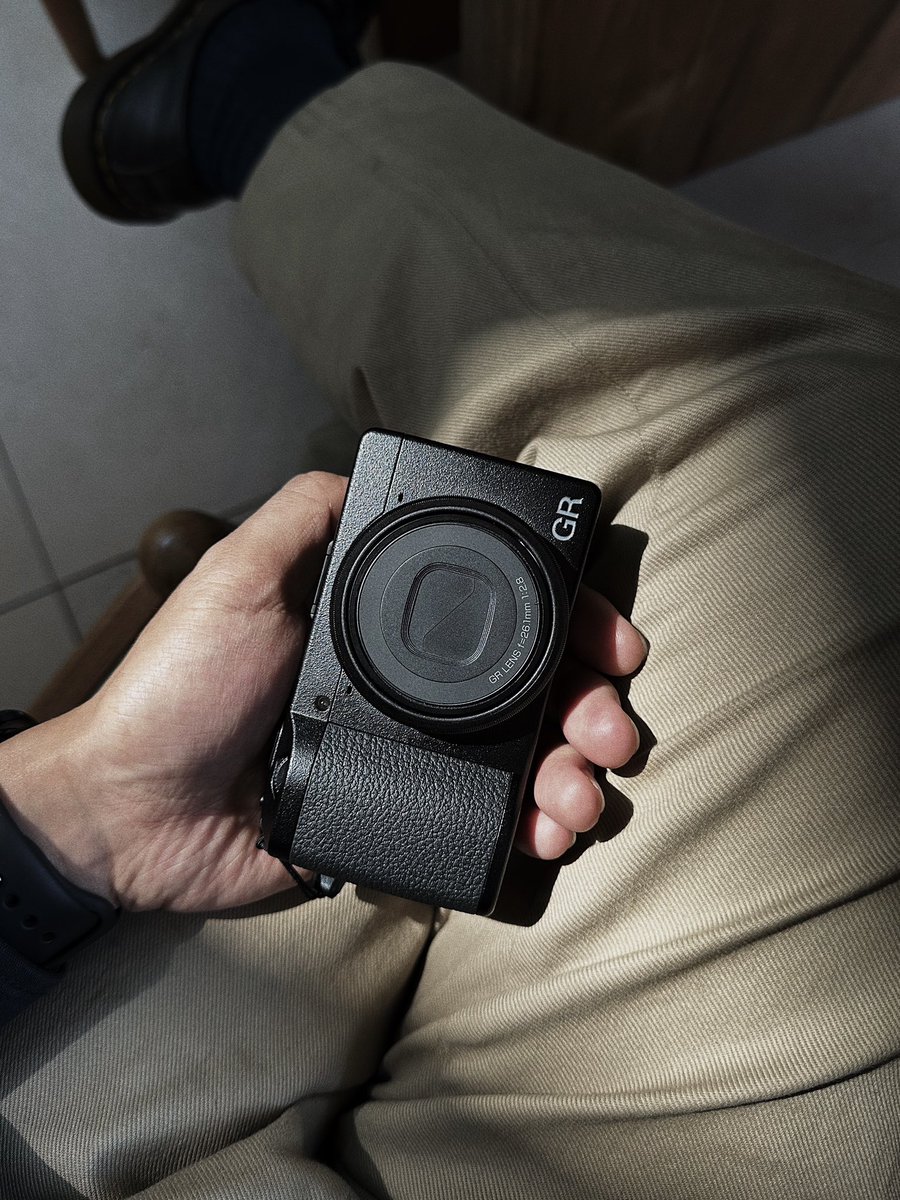 Unnzlism's tweet photo. นี่คือภาพที่ได้จากกล้อง #Ricohgriiix เป็นไฟล์ jpeg แบบจบหลังกล้อง ไม่ได้แต่งรูปใดๆเพิ่มทั้งสิ้นนะ ประทับใจมากๆ คมชัด โทนสีมีความตุ่นๆ ทึมๆ เป็นเรามากๆ แล้วคือเอาพกใส่ไว้ในกระเป๋าเสื้อ เพราะเล็ก จกออกมา เปิดเครื่อง ถ่ายได้เลย เดี๋ยวไว้จะถ่ายมาให้ดูเรื่อยๆเด้อ https://t.co/hFlvB0orJT