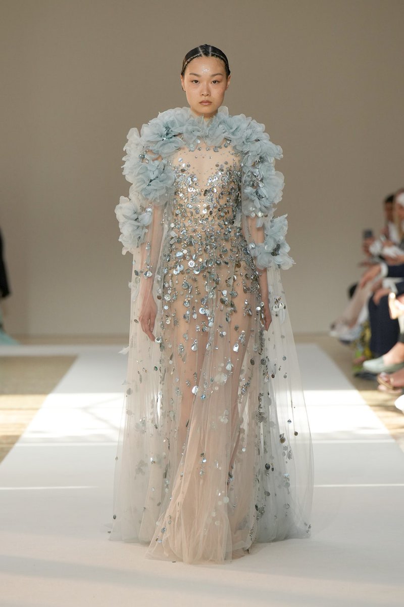 FashionweekNYC's tweet photo. Elie Saab Couture Dresses will make you Happy 😍😍😍 https://t.co/FpkHF1UDfZ