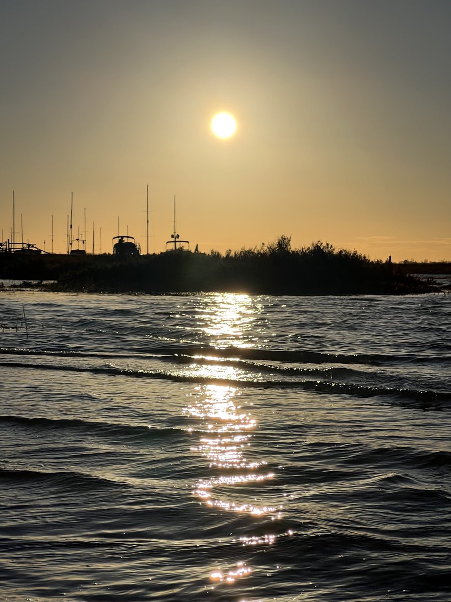 richsmithV's tweet photo. High tide, low sun https://t.co/6uQeuyG0ph