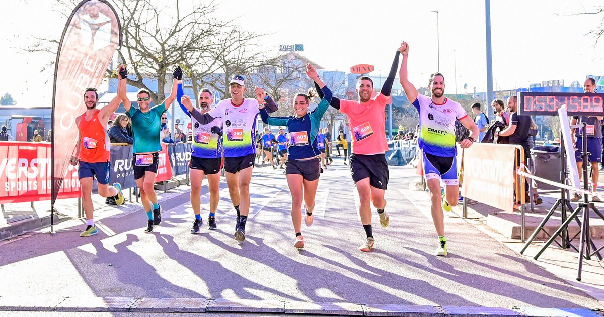 XaviLlobetS's tweet photo. Els col•legues de @XiuletFinal sempre atents a tots els detalls.
Bonica i emotiva fotografia de l’arribada del Tri @cubemanresa a la Sant Silvestre Manresana 2022.
Moltes gràcies!
#JoSocGrupCube #SSM22 https://t.co/hbzYqrXnYp