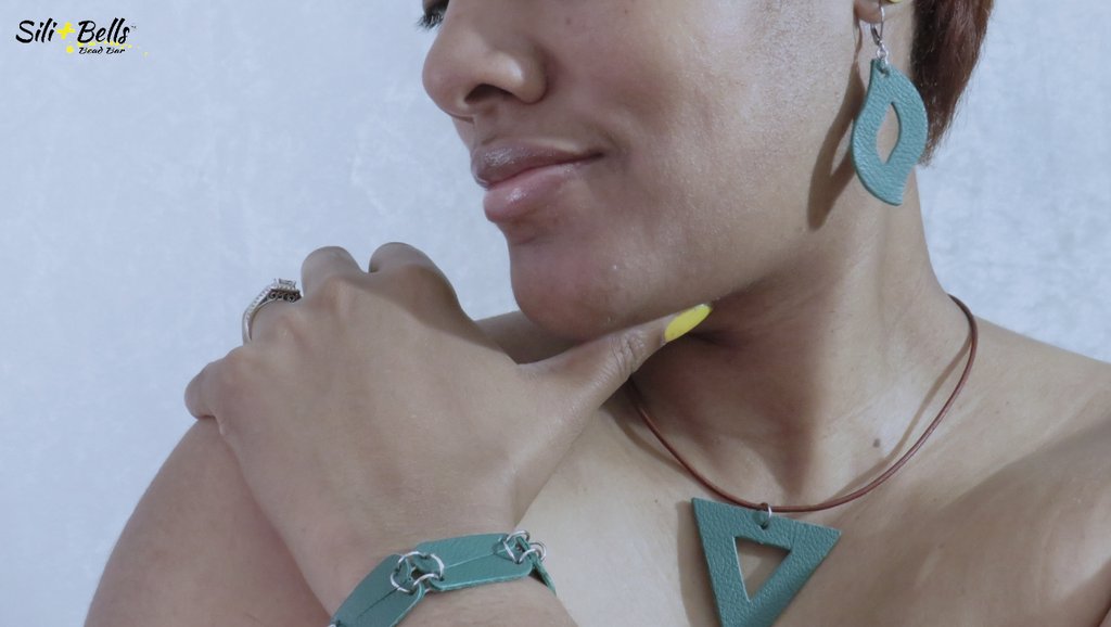 SiliBells's tweet photo. A little green♻️ after the Holidays goes a long way😉
Shop 👉🏾https://t.co/ItSQdJxHBn
Handcrafted. Sustainable♻️ Jewelry.
#SiliBells #handmadejewelry #BlackOwnedBusiness #upcycledjewelry #chicagoartist #chicagodesigner #blackgirlmagic https://t.co/6W05HvBBVB