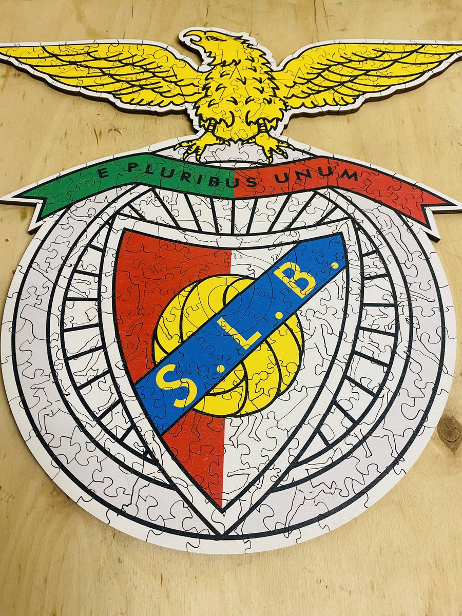 eslb1904's tweet photo. Espero que a Familia #Benfiquista teve um natal muito feliz! Passei dois dias a fazer um “Quebra Cabeças Puzzle” do @SLBenfica mais o meu pai. Aqui ta o emblema mais lindo de Portugal todo completo.
 #SLBenfica #SLB 

🎉🎄🎊 https://t.co/1pa4IjTIhU