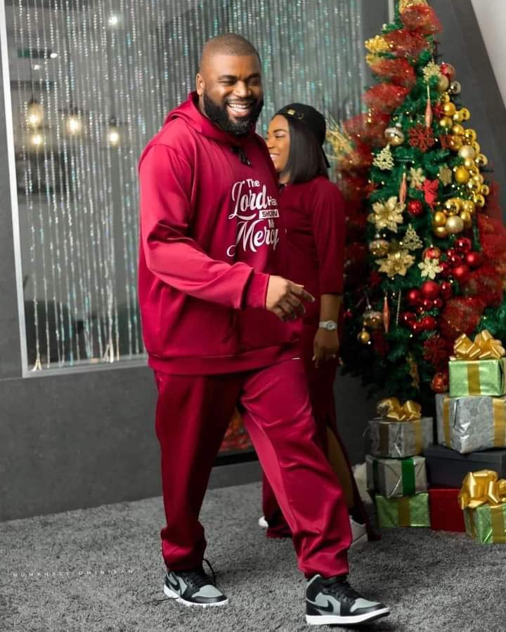 therealchurchg1's tweet photo. MERCY LOOKING VISIBLY ‘BLESSED’ AS SHE CELEBRATES CHRISTMAS WITH HUBBY
Merry Christmas from us to you with ❤
We pray that you continually experience the Love of Christ this season and beyond🙏🙏
Styled by yours truly😅🤣😂💃💃
#mercychinwo
#mercyisblessed
#ChurchGist https://t.co/bRiLtWc1bz