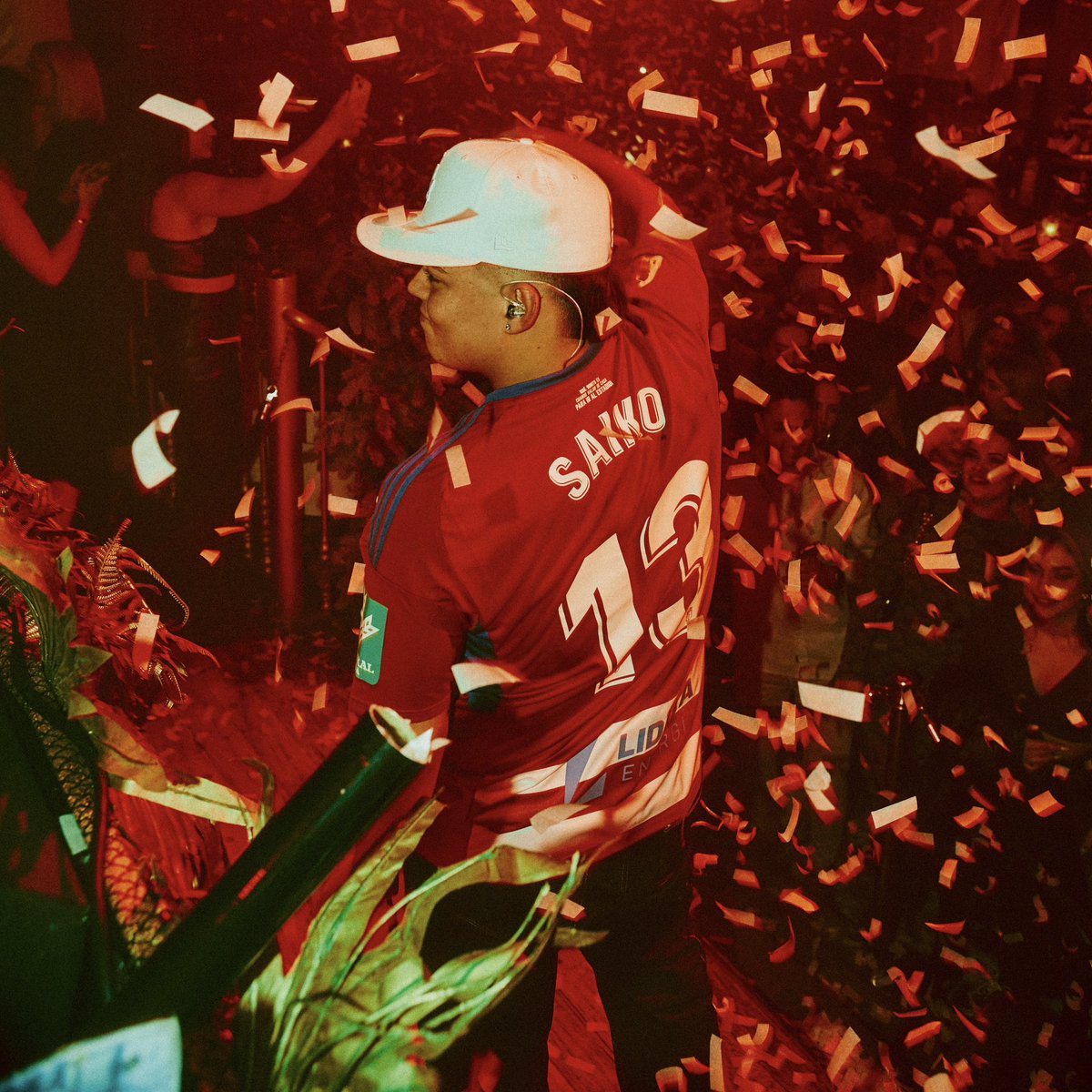 GranadaCF's tweet photo. 🚌❤️🙌🏼

La 𝒔𝒂𝒊𝒌𝒐𝒏𝒆𝒕𝒂 es de color rojiblanco. 

#𝙀𝙩𝙚𝙧𝙣𝙖𝙇𝙪𝙘𝙝𝙖 🇦🇹 https://t.co/P320dgHwNF