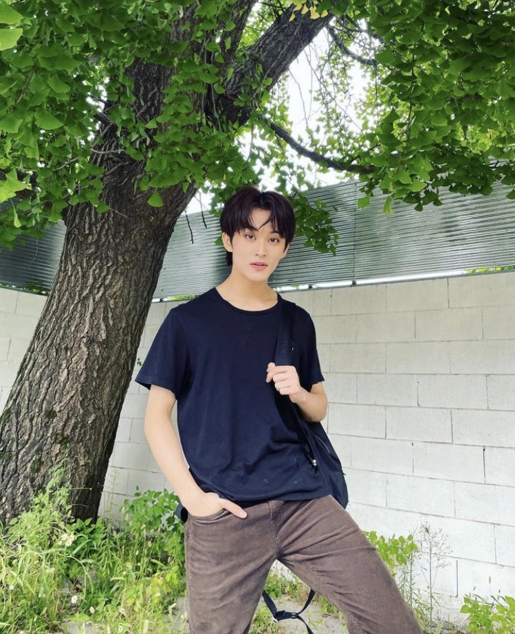 haechanunpad's tweet photo. mark tiap pake ransel tapi cuma ditaro di satu bahu doang HITS DIFFERENT https://t.co/Wt3OtvXZ8s