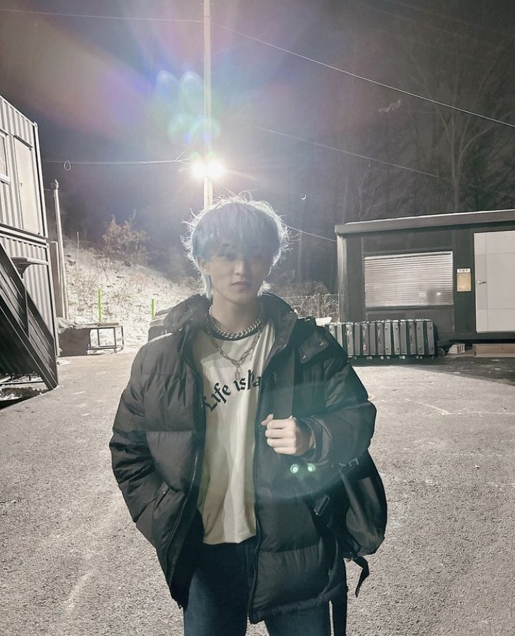 haechanunpad's tweet photo. mark tiap pake ransel tapi cuma ditaro di satu bahu doang HITS DIFFERENT https://t.co/Wt3OtvXZ8s