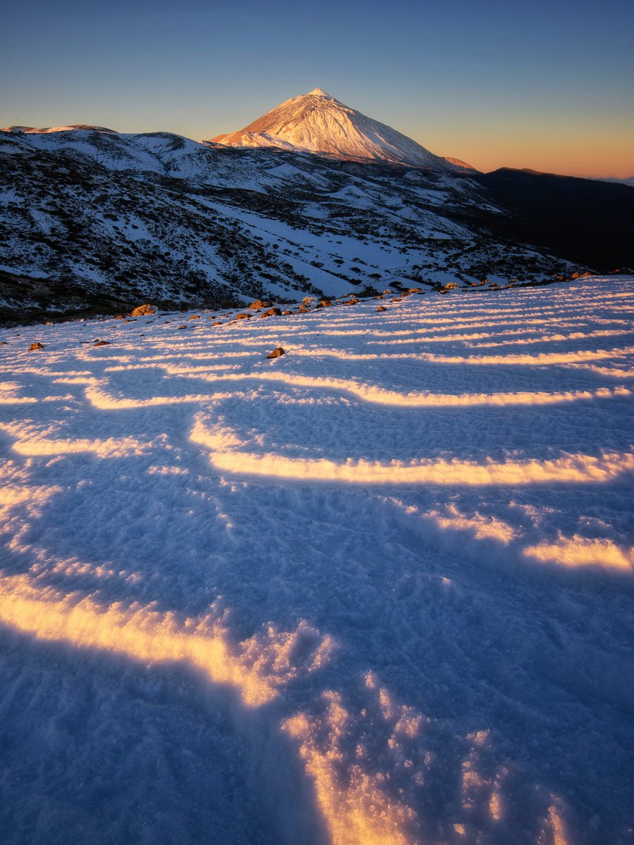 Zeworldphoto's tweet photo. Ahora que ha nevado en el Teide y todavía no podemos subir por el corte de accesos está bien recordar las nevadas de años anteriores

#Tenerife #Canarias https://t.co/vzIgIJpfah