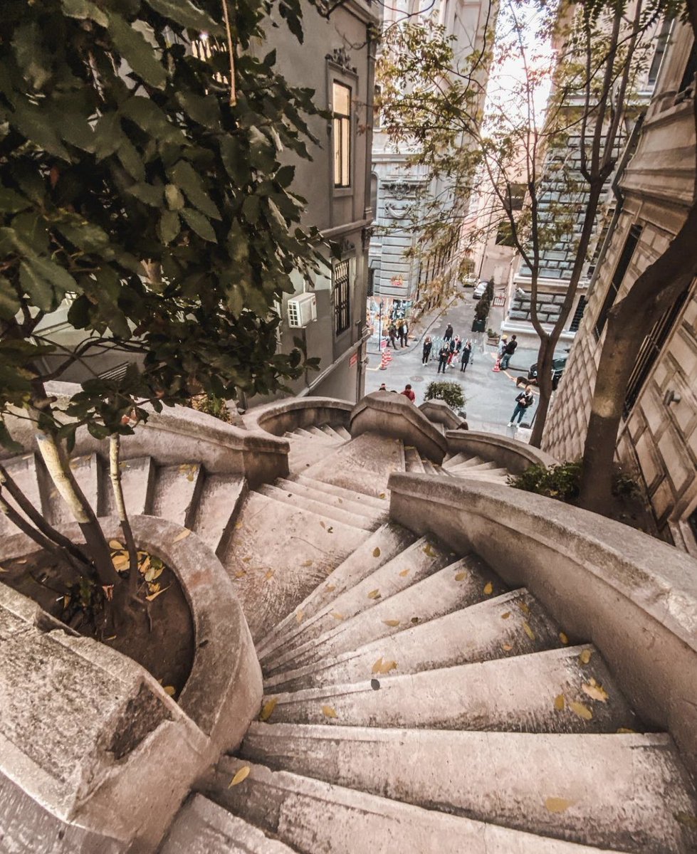 Beyoğlu, Kamondo Merdivenleri’ne git.