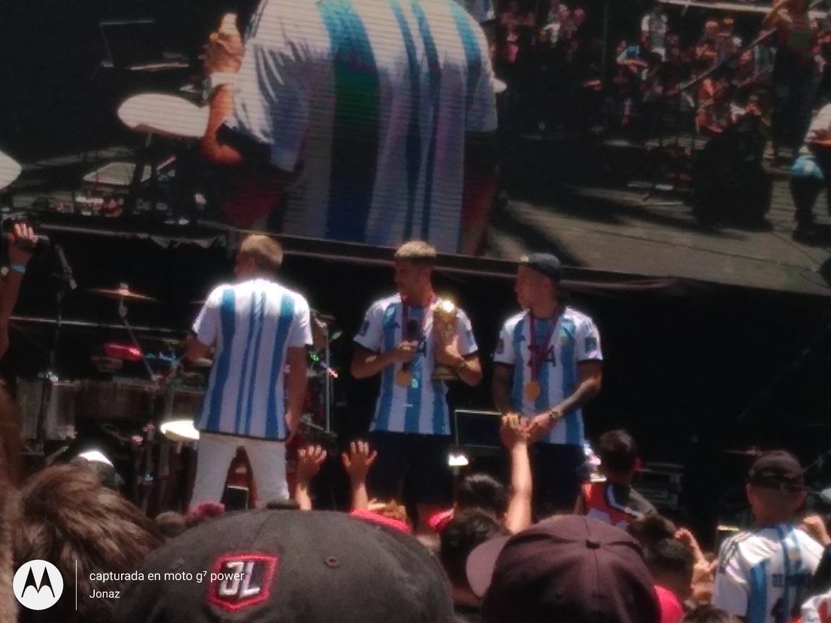 jonaz_ok's tweet photo. Fuí a ver a Enzo FERNÁNDEZ y exequiel palacios.😍🇦🇷
De San Martin PAL mundo 🏆⚽😎 https://t.co/Z9UJmE43qG