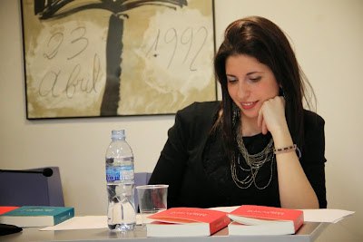 eblanes's tweet photo. Amaranta Sbardella (@Amaranta_emeira) tanca la traducció de 'Teoria dei corpi', que correspon a les seccions 4 i 5 de 'Les dones i els dies', amb un text en què defensa la literalitat per preservar la llum de les imatges de @GabrielFerrater https://t.co/mlu83Bscvq #AnyFerrater https://t.co/0uXkLMyy5u