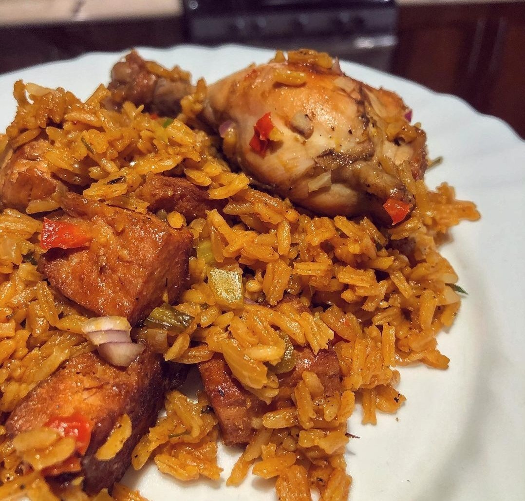 claudiamateo's tweet photo. Yo dizque no se cocinar a nivel Dios, pero hoy cocine a nivel Dios! Delicioso jajajja #cajitadesorpresa 😋 #locrio 🇩🇴🖤🍀 https://t.co/DPFySoGaIw