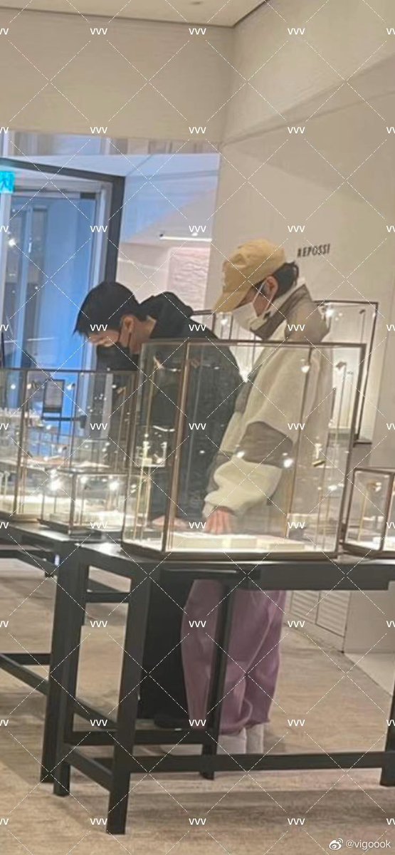 kthhatesbts's tweet photo. Taehyung spotted out december 23rd with jennies bestie and mutual friend twozoobrother buying jewellery! Probably helping taehyung buy a christmas gift for jennie #outv #taennie #gurumiharibo https://t.co/VcyyqX21yy