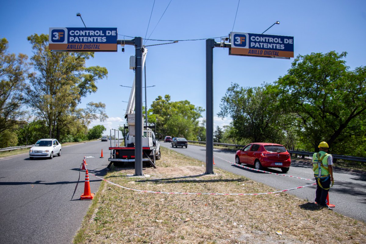 Municipalidad3F's tweet photo. 🚓🚨 Para fortalecer el sistema de seguridad y continuar protegiendo a las familias, colocamos un nuevo punto del #AnilloDigital con lector de patentes sobre la Avenida Márquez y Bradley, una zona de conexión clave entre #CiudadJardín y #PabloPodestá. https://t.co/lYyoonFG4e