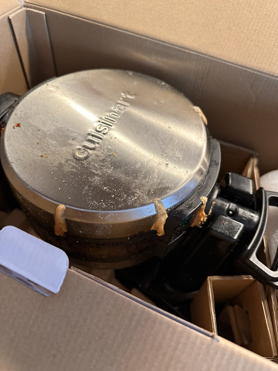 santabarbarians's tweet image. Thanks @Macys. Bought this in their Santa Barbara store as a family Christmas present. Opened the box to make Christmas waffles and this 👇. #fail #macysfail