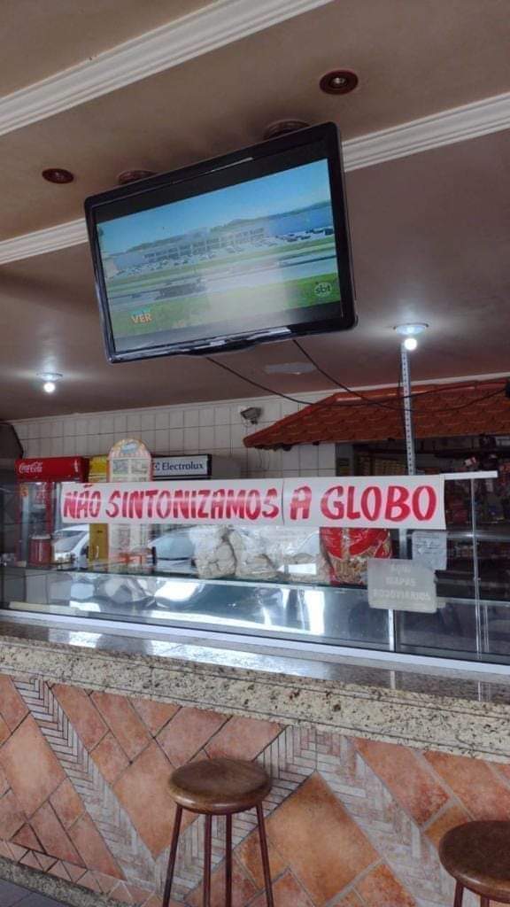 PATRlOTAS's tweet image. Não entrem em estabelecimentos com TVs ligadas na Globo.