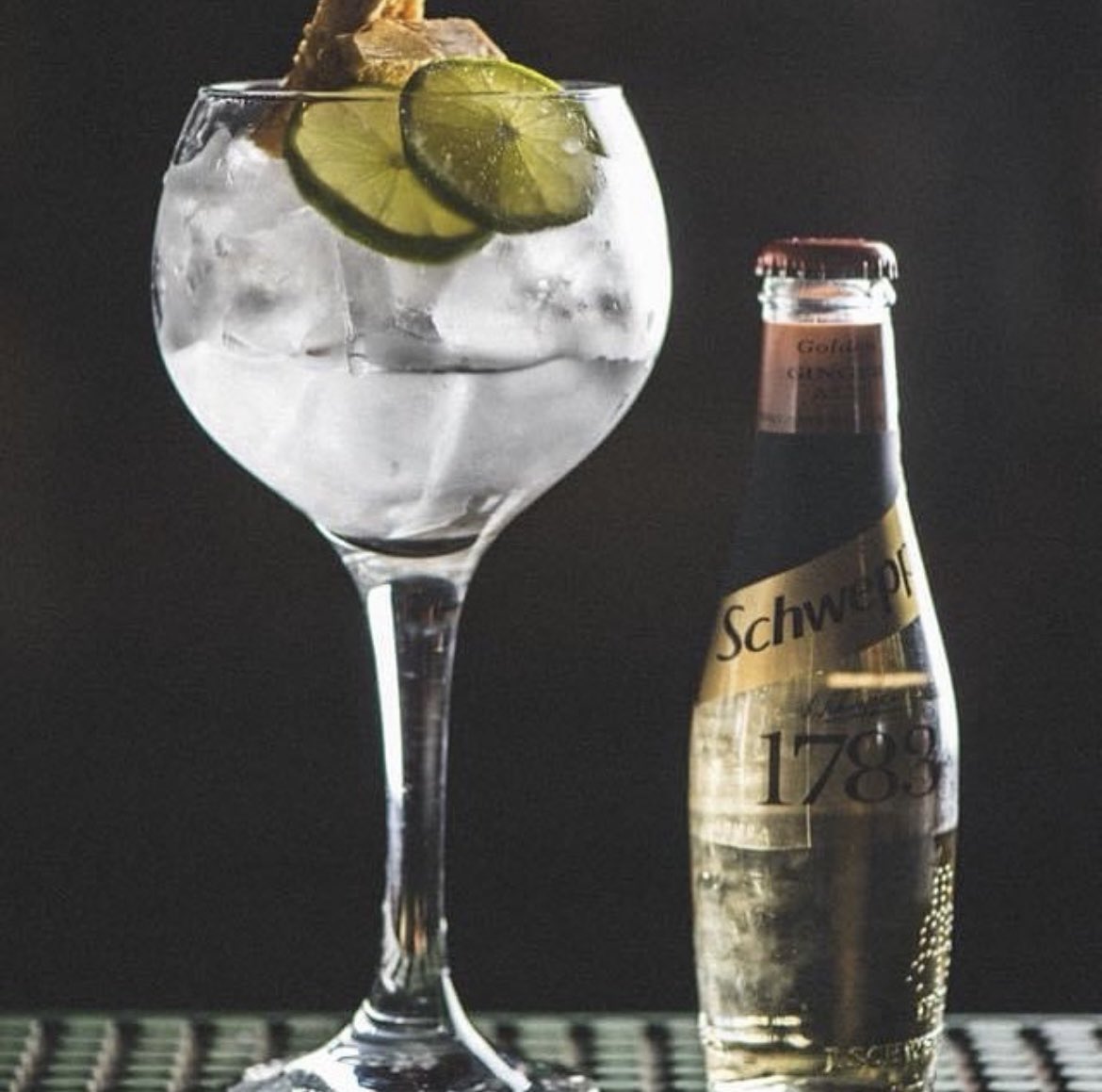 𝐖𝐡𝐨’𝐬 𝐫𝐨𝐮𝐧𝐝 𝐢𝐬 𝐢𝐭 𝐭𝐨𝐧𝐢𝐠𝐡𝐭?
The festivities continue tonight with live music by Michael Kerr followed by DJ KAD. 🎤🎧