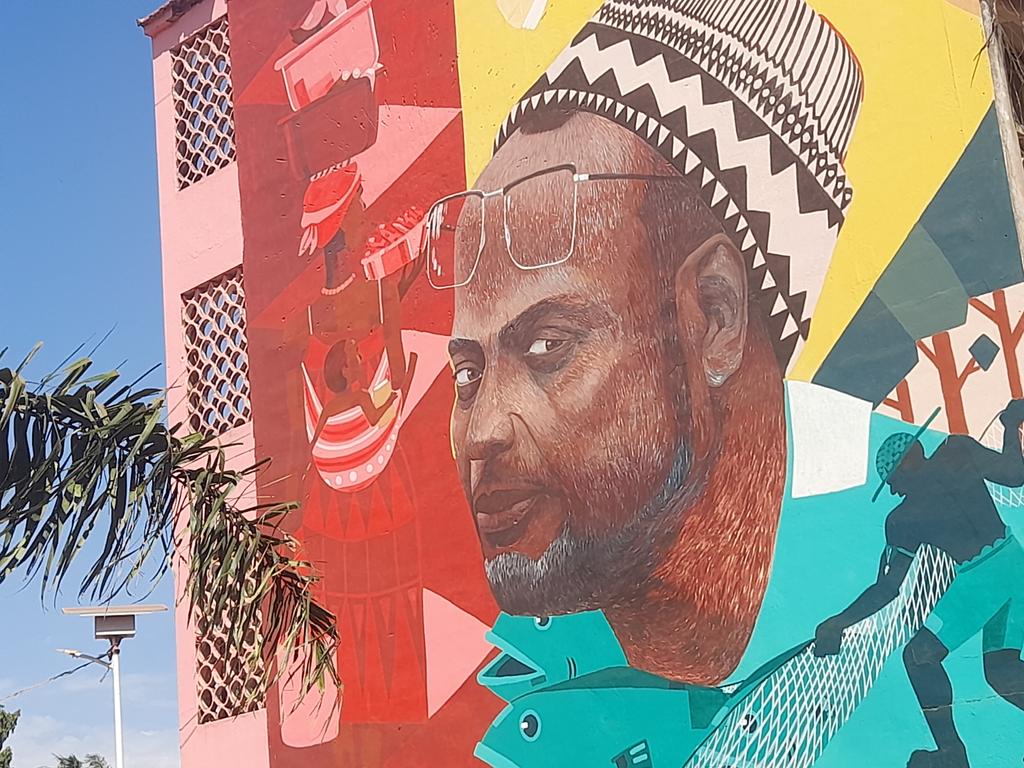 ca_jaim's tweet image. A caricatura na parede islustra o raiar da #história e da #cultura. Eleva o ponto mais alto duma juventude promessa, engajada em como comunicar para o mundo a #robustez do nosso crioulo🇬🇼. Incessantemente, com a natureza d servir, ensinar e de agir diferente entre #Bilhões🌍. J📸