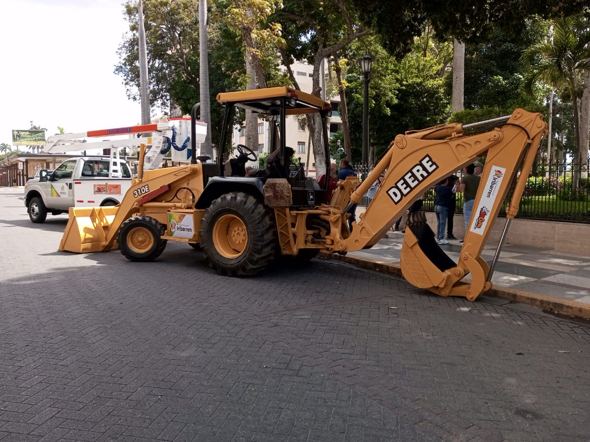 prensaredaccion's tweet photo. #26Dic @LuisJonasReyes : Hoy se entrega una máquina retroexcavadora destinada para los trabajos en los cementerios municipales de #Iribarren. 
@Iribarren_Alc @vicevenezuela @dcabellor
#PuebloAlegreYUnido https://t.co/opIpgucg8g