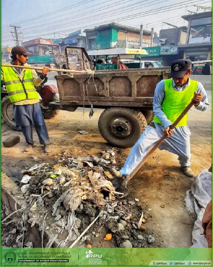 LGKP_RPU's tweet photo. ہمارا بلدیاتی عملہ صوبہ کے طول و عرض میں اپنی خدمات سرانجام دے رہا ہے تاکہ شہروں اور قصبوں کو صاف رکھا جا سکے۔ اپ بھی ندی نالوں، سڑکوں اور گلی محلوں میں کچرا پھینکنے سے گریز کریں اور اپنے علاقوں کو صاف ستھرا رکھنے میں ہمارا ساتھ دیں۔
#LGDeliveringResults https://t.co/C1ztvjUDf6