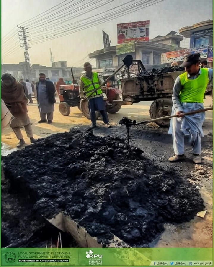 LGKP_RPU's tweet photo. ہمارا بلدیاتی عملہ صوبہ کے طول و عرض میں اپنی خدمات سرانجام دے رہا ہے تاکہ شہروں اور قصبوں کو صاف رکھا جا سکے۔ اپ بھی ندی نالوں، سڑکوں اور گلی محلوں میں کچرا پھینکنے سے گریز کریں اور اپنے علاقوں کو صاف ستھرا رکھنے میں ہمارا ساتھ دیں۔
#LGDeliveringResults https://t.co/C1ztvjUDf6