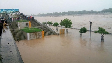 TamhiniGhat's tweet image. The #rivers are in bad shape does not mean #Pune can afford to lazily believe that the #RiverFrontDevelopment project will do any good. @SarangYadwadka1 explains the hazards with sectional-views, images and charts.

Takes a while, but do read &amp;amp; ponder:

sandrp.in/2021/08/05/pun…