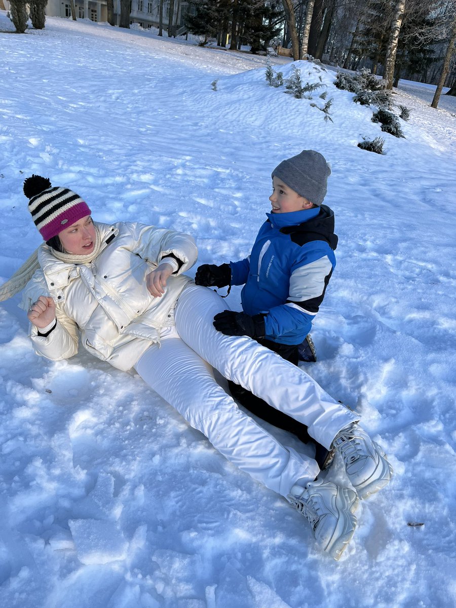 LEGZDINASAID's tweet photo. Tried to take a cute picture and I got tackled instead . Despite it all , being a big sis is my favourite job in my life . On God ๐ซถ๐ป #snowwhite #littleelf #Estonia https://t.co/mIPUOjJqY5