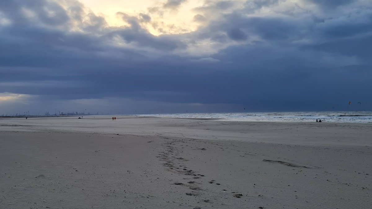 Hello poets and other creatives. Here's your Monday #pictureprompt. Write a short poem (cinquain, haiku, tritriplicata, ...) inspired by this photo:

3, 2, 1, GO

I did a #haiku:
Empty beach, tracks show
where we went. Until sea and
wind wipe the slate clean.

#creativeconfidence