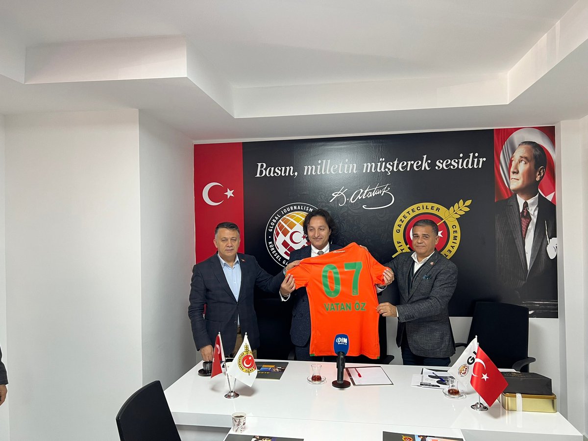 Vatanoz's tweet photo. Alanya Aktif Gazeteciler Cemiyeti üyeleri ile Alanya'da görev yapan gazeteci meslektaşlarımla buluştum.   Eğitim seminerini verdim. Yapay zeka ile Dijital çağ gazeteciliğini konuştum 

#alanya @MehmetAliDim  #gazete #cemiyet #alanya 
#algc @alanyaagc https://t.co/teYOdCUQPF